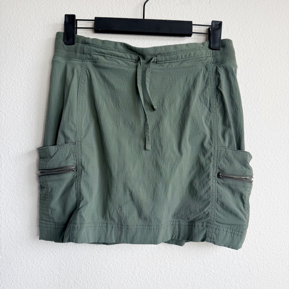 Athleta green mini skirt with shorts / skort size 2